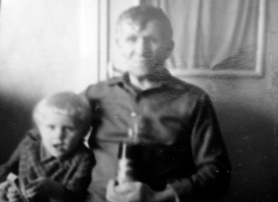 А это я, маленькая Камозка и мой героический дедушка Семён Егорович. 1975 год