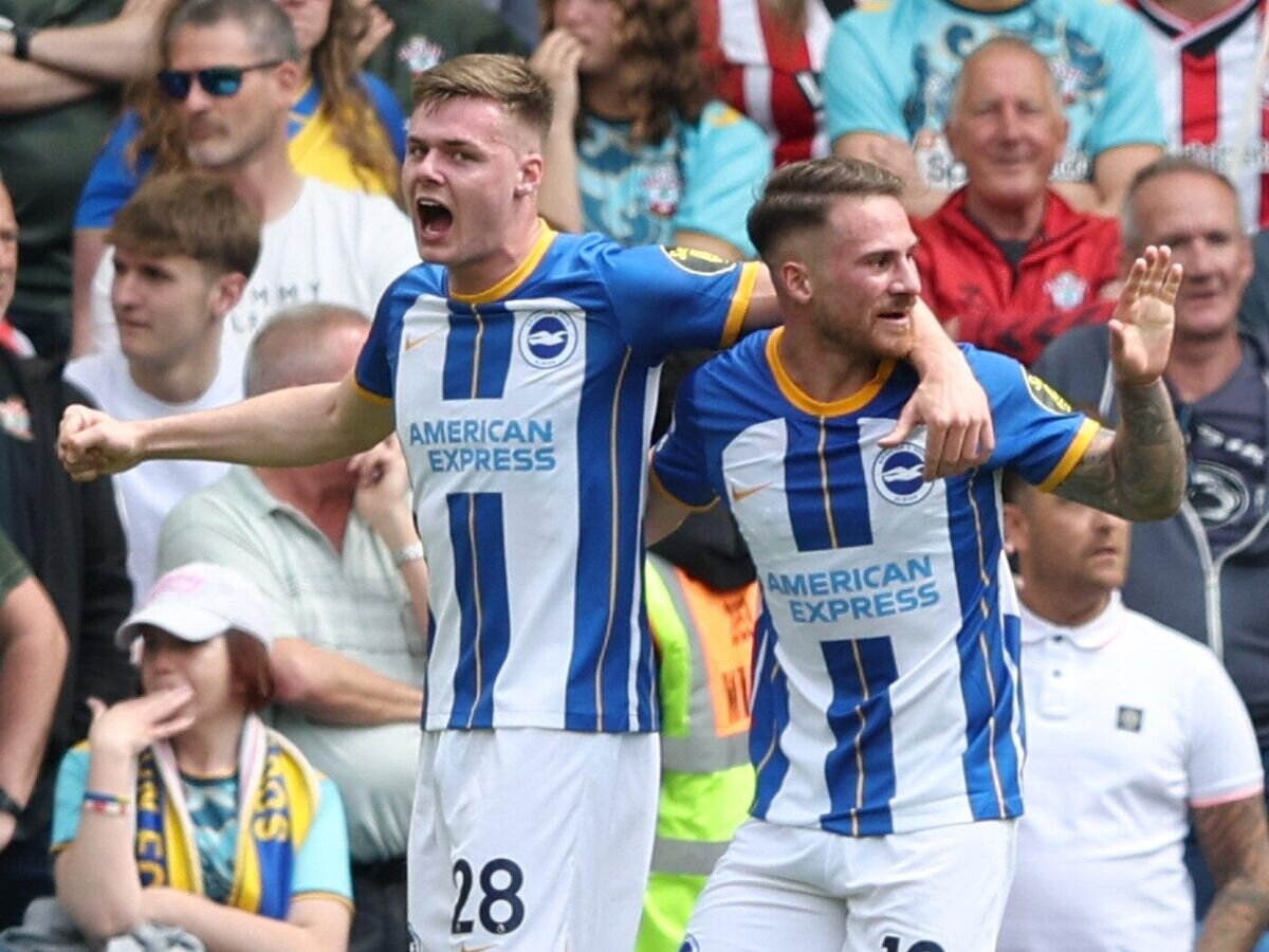    Футболисты "Брайтона" Эван Фергюсон (слева) и Алексис МакКалистер в матче АПЛ© пресс-служба клуба "Брайтон"