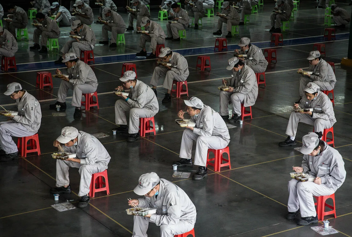 рабочий против завода. работник цеха. рабочий цех. рабочий на заводе. фото оторвало ногу на заводе.