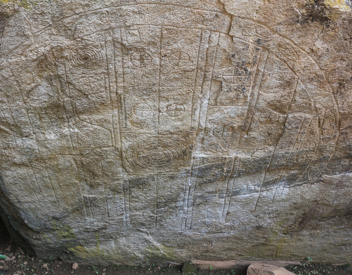 Один из вариантов на Шри-Ланке.
Источник фото: https://images.magellantv.com/A_105_Stargate_in_Anuradhapura.jpg