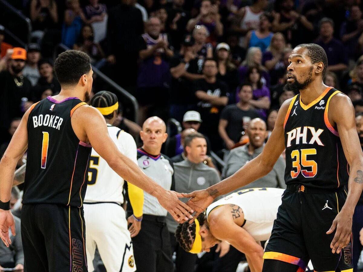    Баскетболисты "Финикс Санз" Девин Букер (слева) и Кевин Дюрэнт© Фото : Пресс-служба "Финикс Санз"