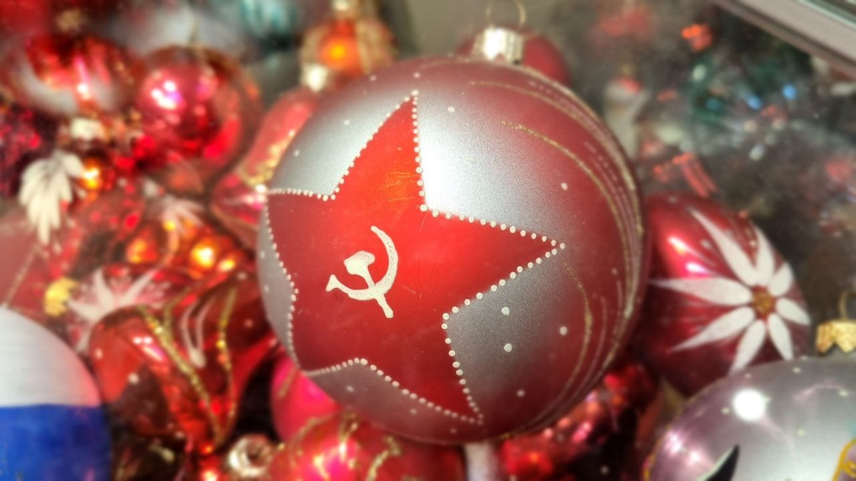 Уникальная новогодняя история. Семья возле елки. Новогодняя книга истории для девочки. Новогодние истории фотографии. Уютные подарки на новый год.