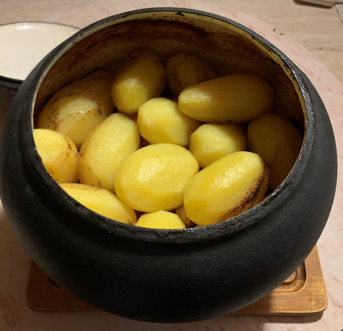 Мясо с картошкой в чугунке в русской печи