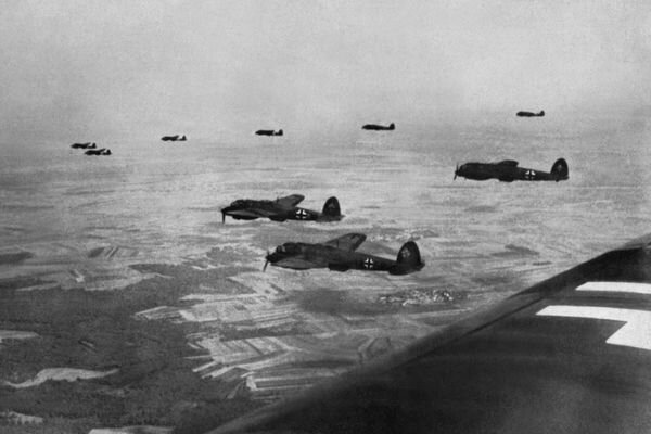 барменши 19 века. олимпийские игры в лондоне 1948. елизавета 2 и гитлер рукопожатие. олимпийские игры после войны. в 1948 году в великобритании было отменено.