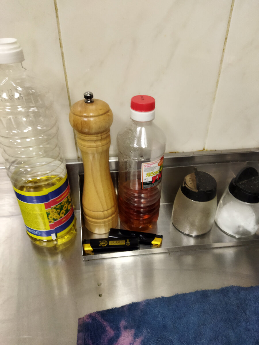 Как есть японскими палочками пошаговая инструкция. Схема пользования палочками для суши. Правильное держание палочек для суши. Как кушать палочками для суши пошагово. Правильно держать палочки для роллов.