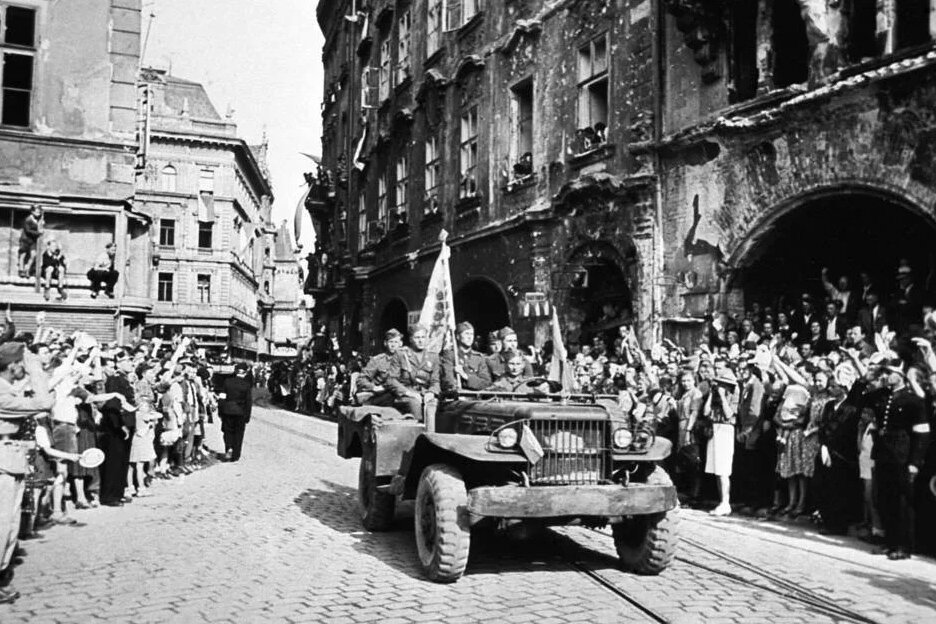 Красная армия в чехословакии. Освобождение Праги 1945. Освобождение Чехословакии в 1945. Освобождение Братиславы 1945. Советские войска в Праге 1945.