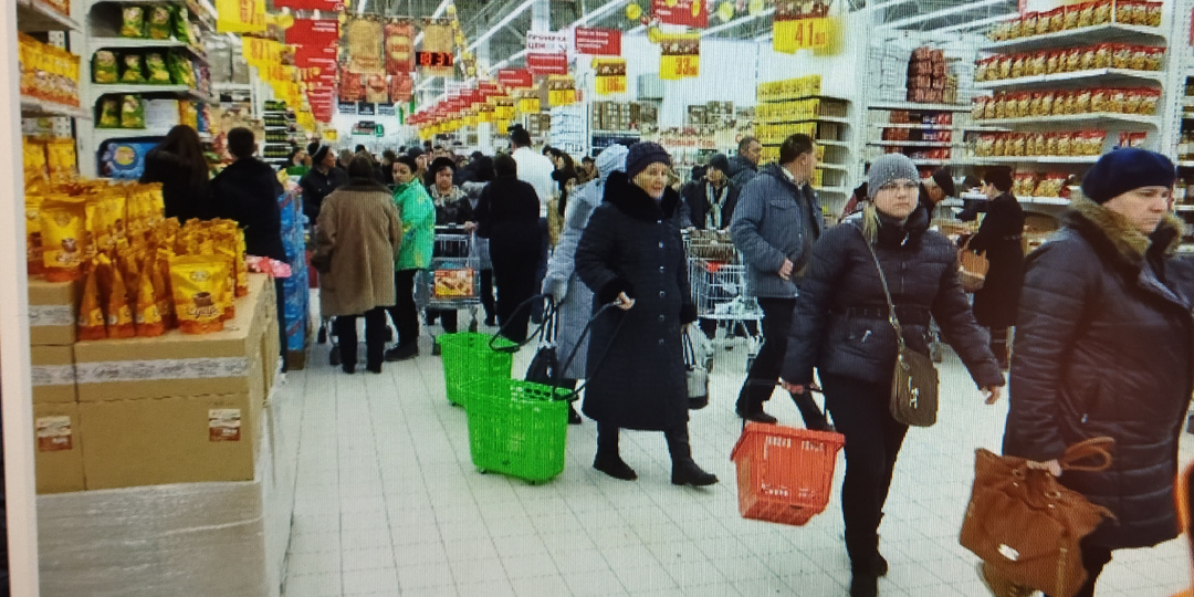 Еда. Деградирующие утренние толпы нищих покупателей по магазинам Ашан, Лента и других в поисках дешевых продуктов питания, хозтоваров.