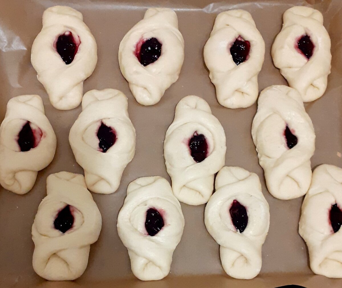 сладкая булочка. сдобные булочки. сдобные домашние булочки. выпечка из сдобного теста рецепты. плюшки из дрожжевого теста.