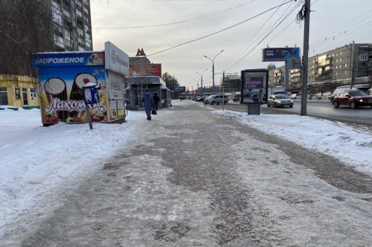    В Новосибирске потребовали очистить тротуары от снега и льда