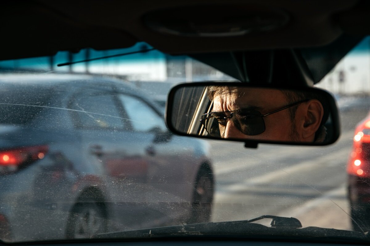    Разъяренный мужчина напал на автомобиль репортеров в Сургуте