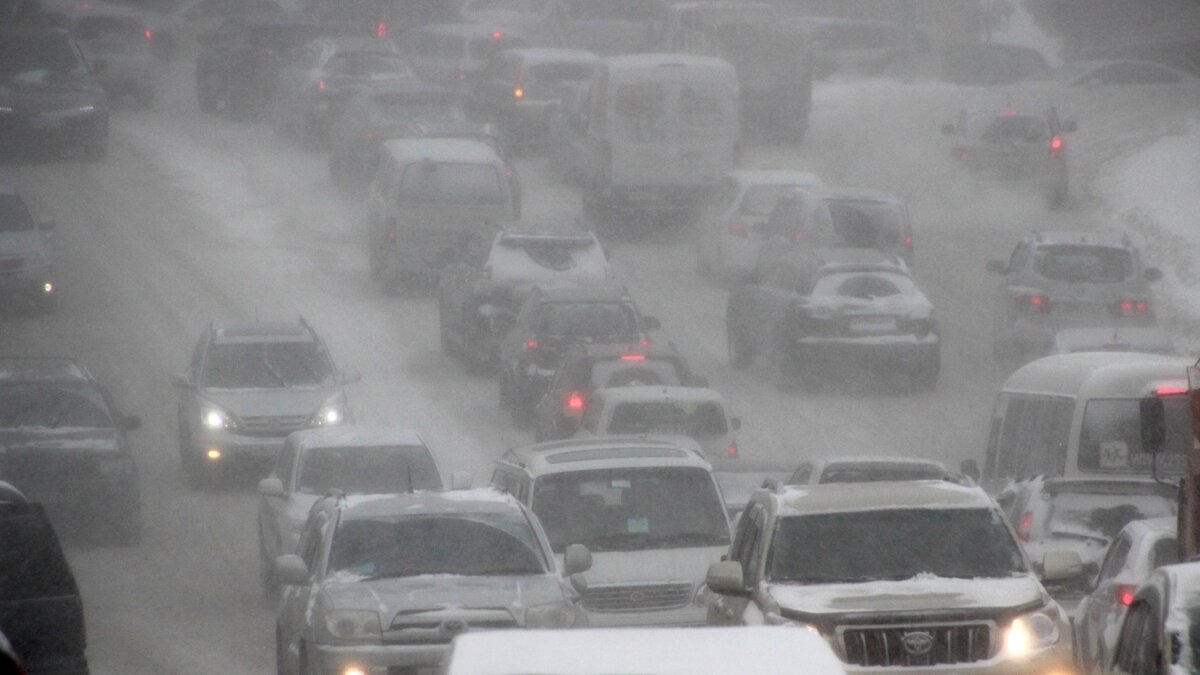     Синоптики дали прогноз погоды на среду. Специалисты предполагают, что интенсивность осадков уменьшится. Но сильный северо-западный ветер продолжить буйствовать на побережье. Не минует он и Владивосток.