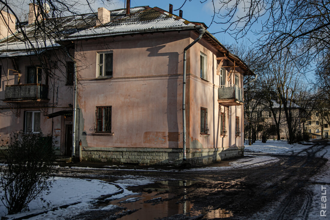 В домах - бомбоубежища, на крышах - сирены. Как живется в 