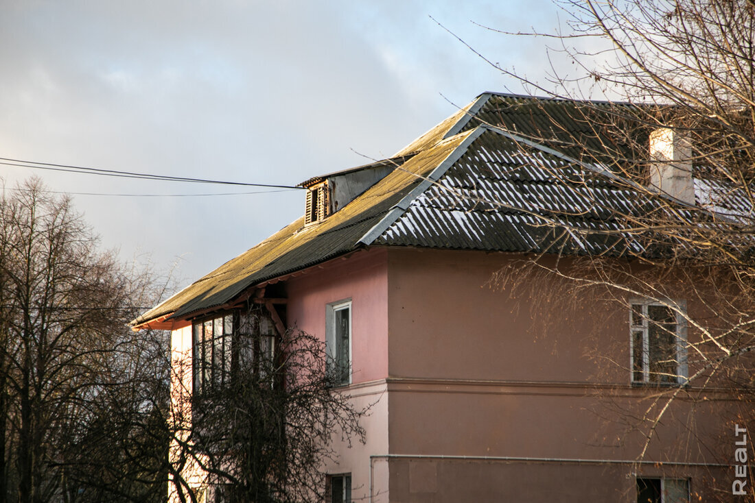 я тебя не слышу. патрик здесь слишком темно. тут слишком темно я ничего не слышу. здесь слишком темно. здесь слишком темно.