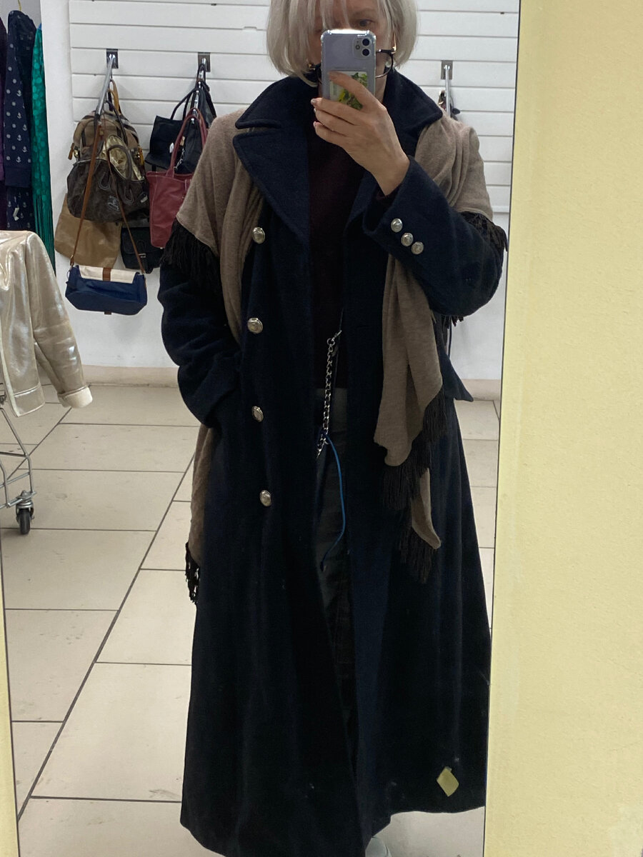 мерить новые пальто. сонник в красном пальто видеть. девушка мерит пальто. во сне надеть новое пальто. замеры пальто женского.