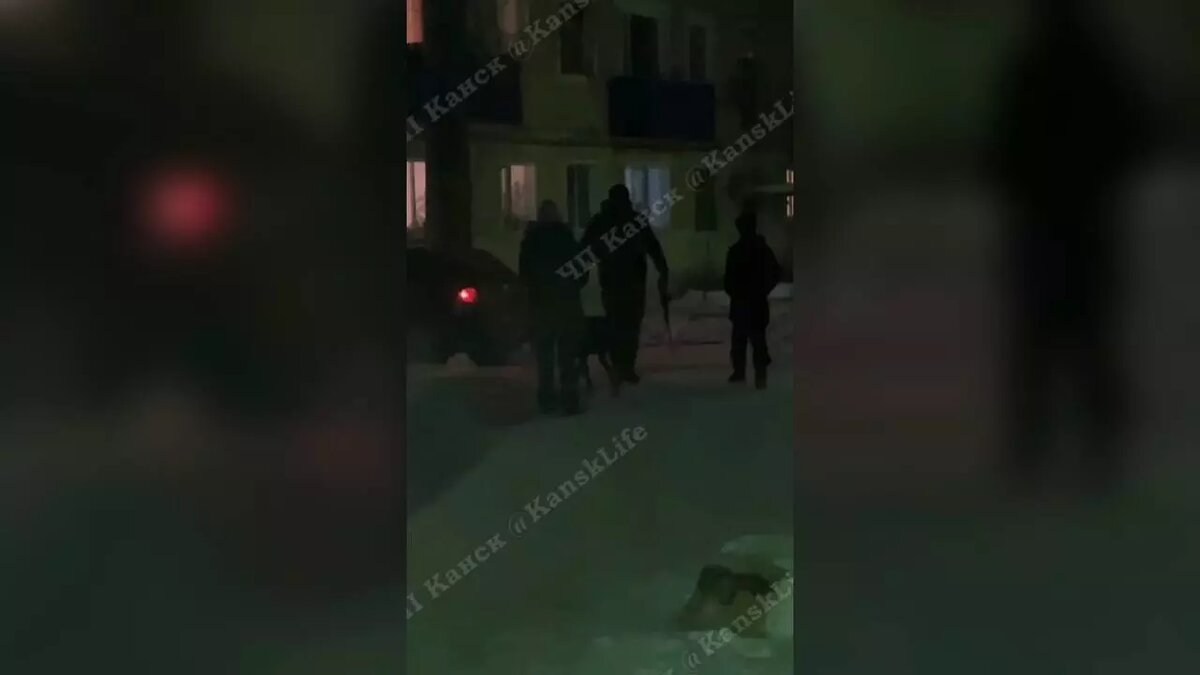     В Канске Красноярского края мужчина ходил с автоматом по улице и называл себя «сотрудником Вагнера».