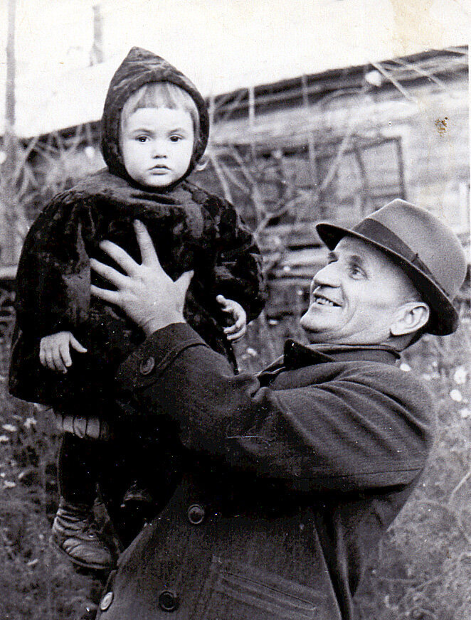 человек в шляпе. самые красивые шляпки женские. необычные шляпы. красивая шляпа. женщина в шляпке.