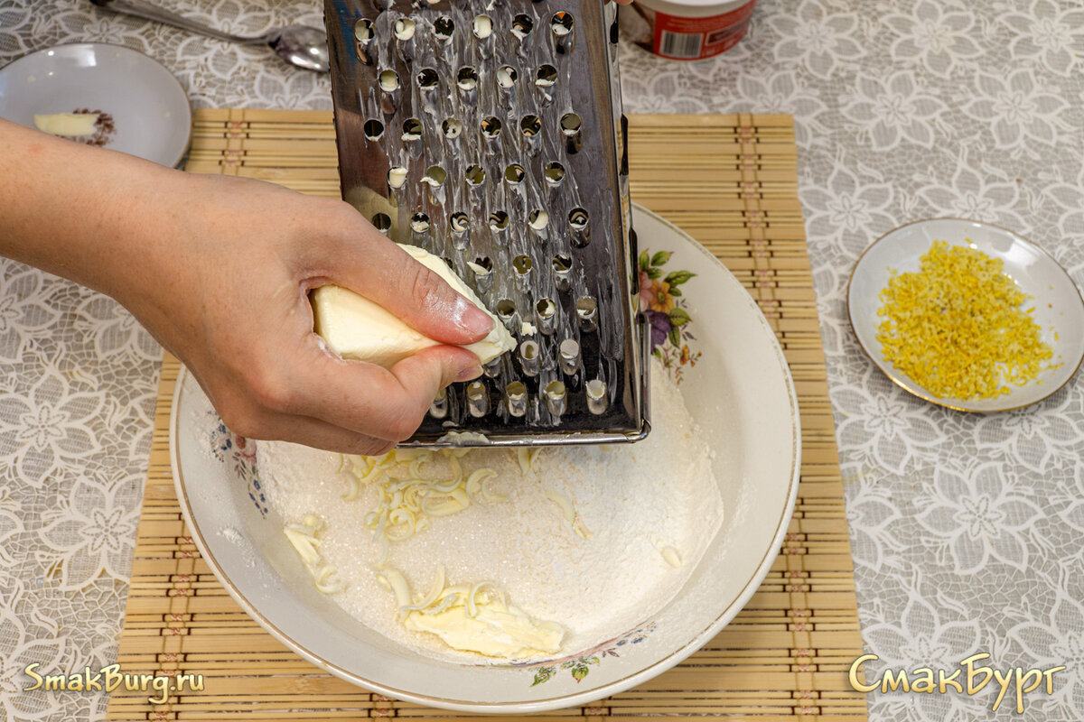 Натираем охлажденное сливочное масло в миску с пшеничной мукой