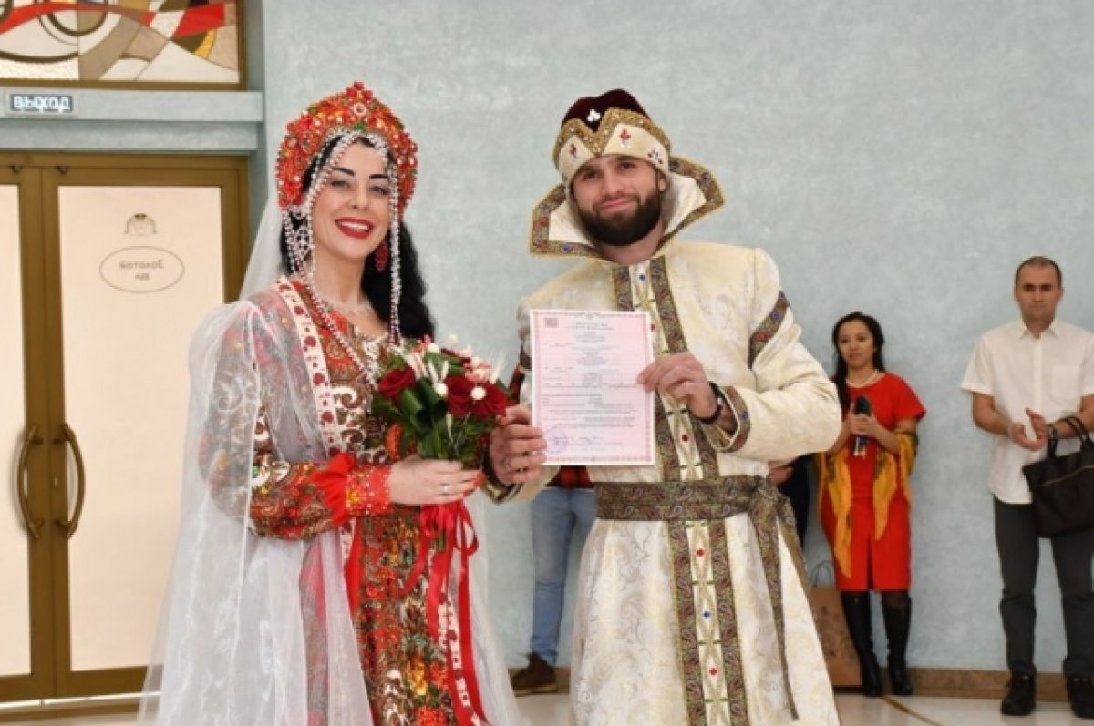    Пара из Иркутска сыграла свадьбу в традиционных русских нарядах