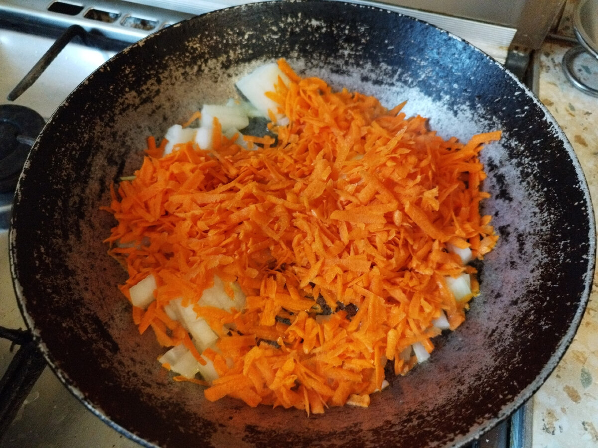Обжарила лук и морковь