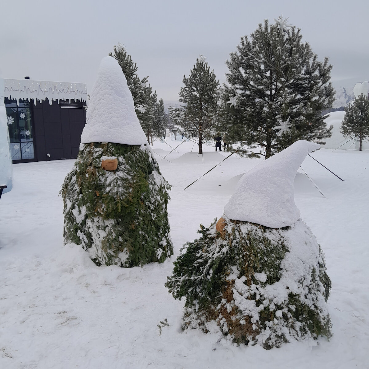 Старички-лесовички на Манжероке встречают гостей.