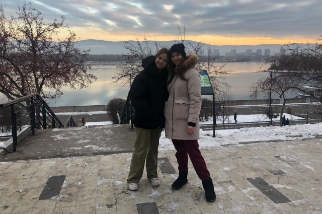    Настя (справа) показала Соне родной город, в котором 13 лет назад девочка появилась на свет. Фото: Из личного архивa/ Светлана Строганова