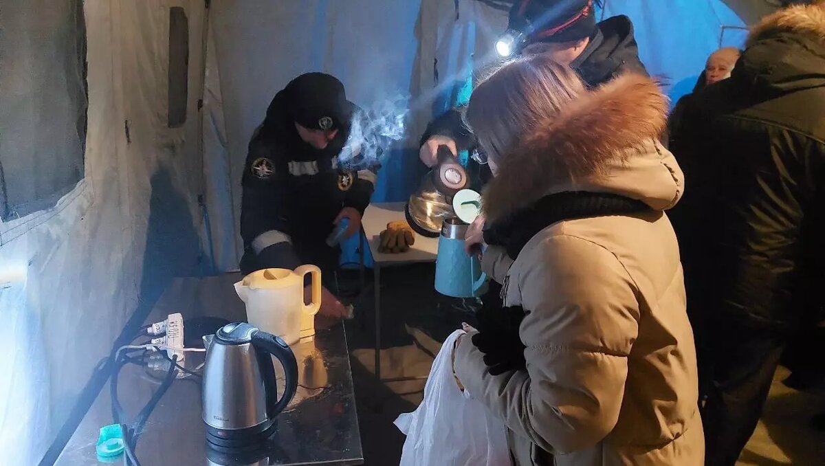     В «Цветочном городе» нет паники, а если потребуется, власти готовы развернуть пункт временного размещения и перевезти туда людей. В квартирах есть тепло и вода.