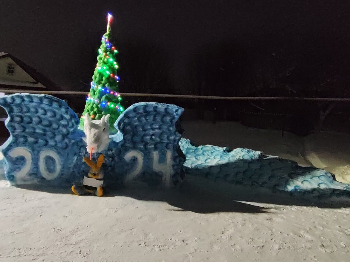 В этом году в оформлении дворов преобладал символ 2024-го — Дракон