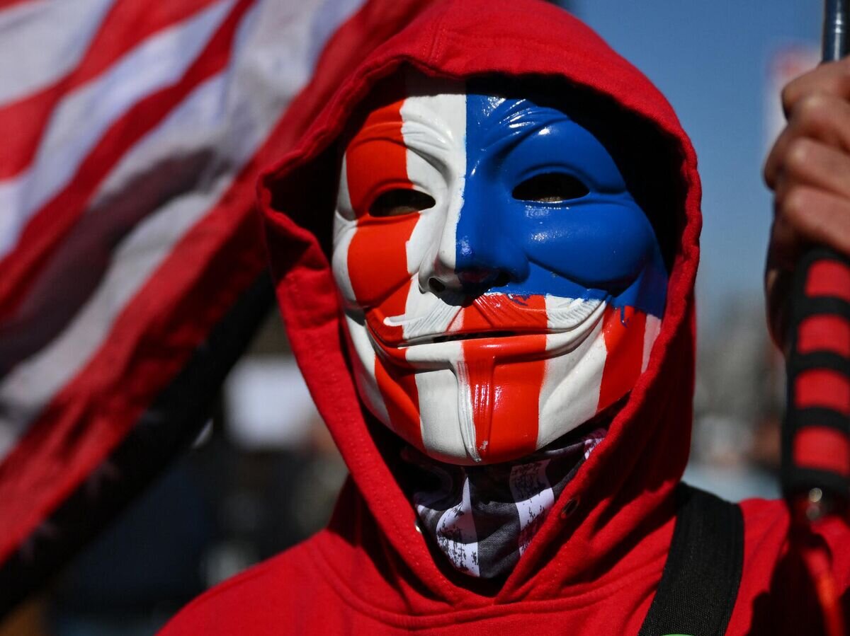    Мужчина с флагом США на Манхэттене в Нью-Йорке, США© AFP 2024 / ANGELA WEISS