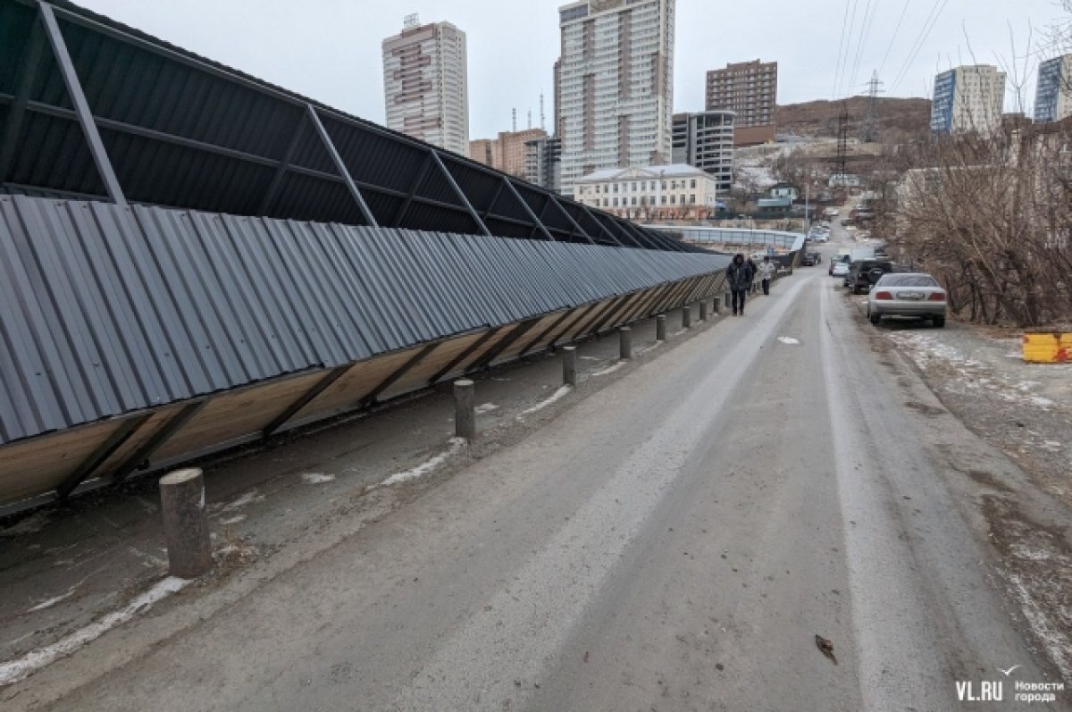    Спасатели несколько раз ездили устранять последствия ветра во Владивостоке