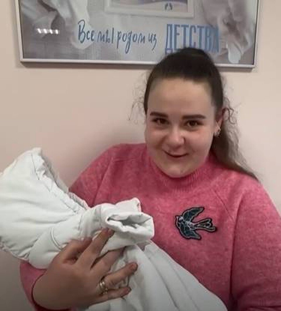 ребенок ест суп. дети за столом. мальчик ест суп. еда в больницу ребенку. пациент и еда.