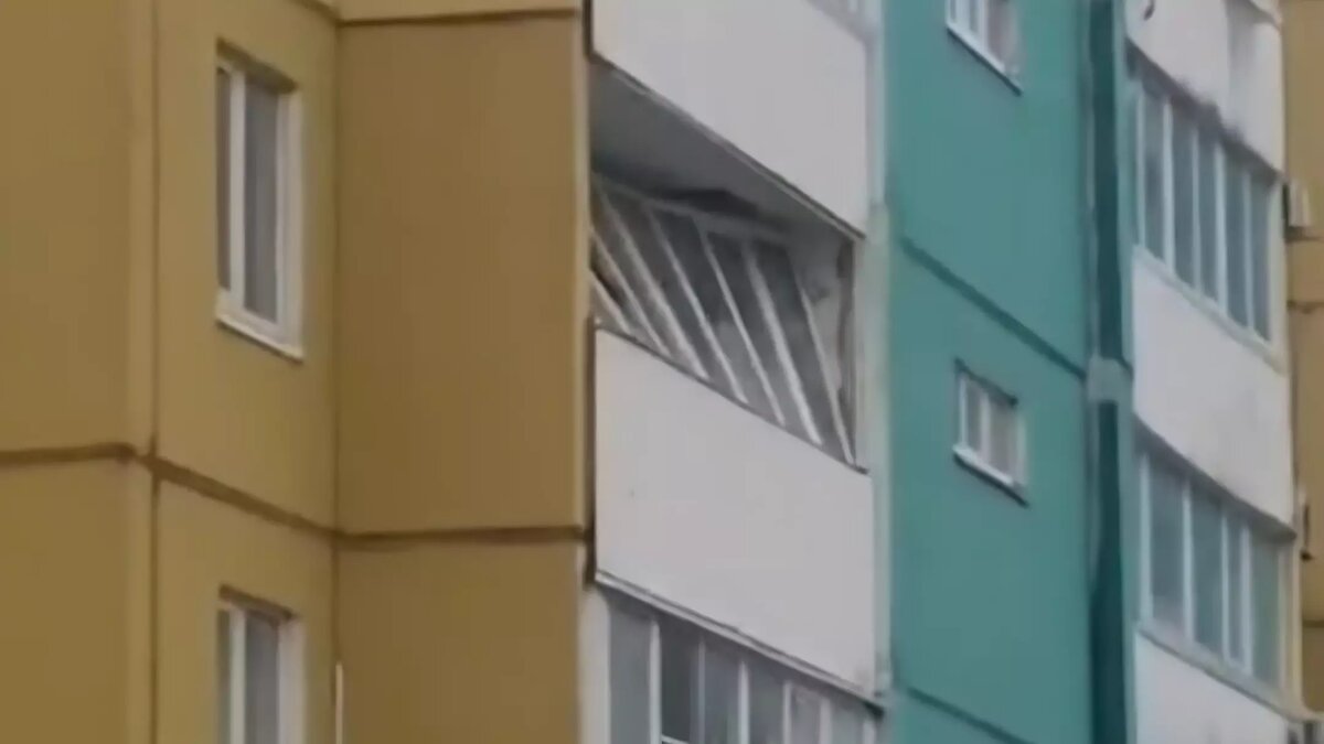     Под давлением стихии балкон многоквартирного дома во Владивостоке перестал быть застекленным. «Демонтаж» от урагана — как последствие вчерашнего вихря.