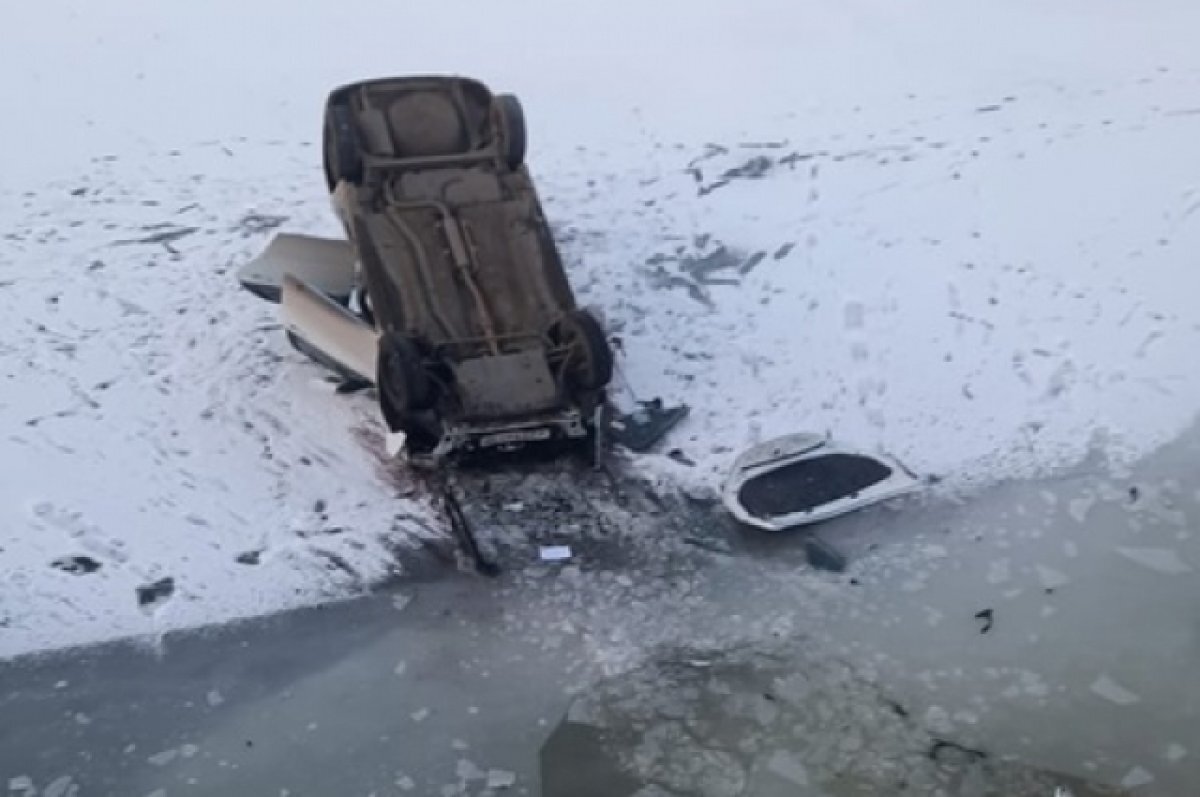    В Астрахани легковушка пробила ограждение и упала на лёд