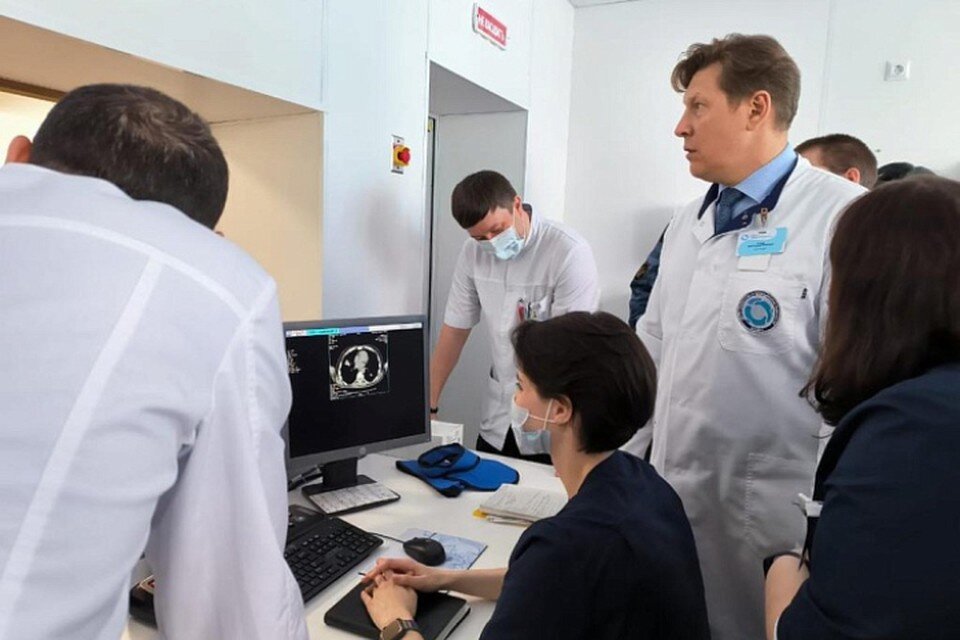 Медосмотр реклама. Медицинский осмотр быстро. Медицинское обследование. Доктор женщина. Медицинский осмотр быстро.