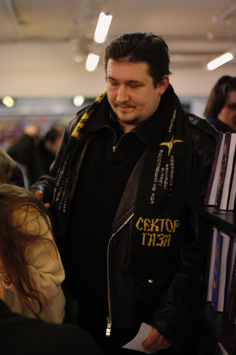 разговор за столом. мужчина и женщина в офисе. общение людей. повседневное общение. разговоры на кухне.