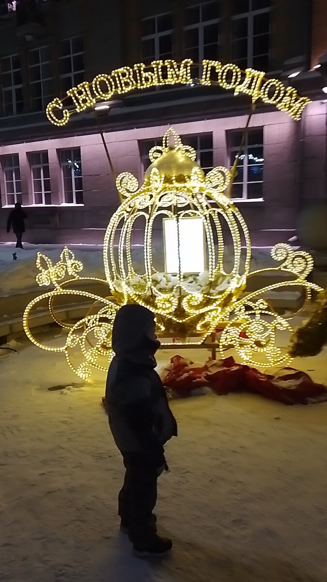 Обед в офисе. Работник в ночном офисе. Обед в ночную смену. Люди в офисной столовой. Обед в дорогу.