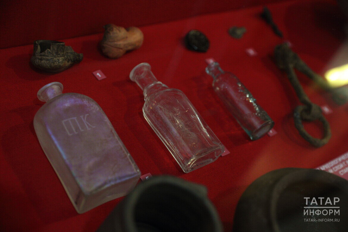 ​В здании культурного центра в Чистополе была организована выставка с археологическими находками в Болгарском, Казанском и Билярском городищах. Фото: © Михаил Захаров / «Татар-информ»