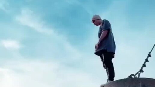 Девушка на дороге под дождем. Картинки душа пацана. Высказывания о музыке. Яркие музыкальные цитаты. Не мы такие жизнь такая.