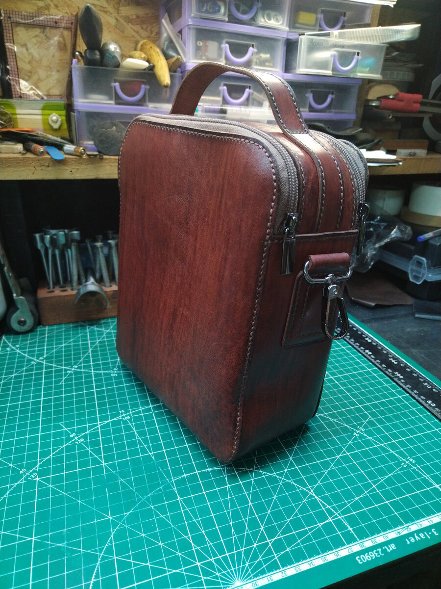 монгольская кожаная сумка.