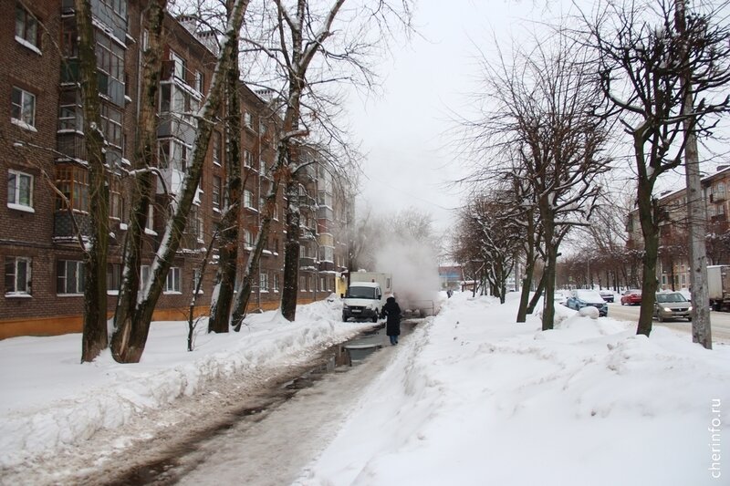    Авария произошла из-за разрыва компенсатора на трубопроводе теплосети у дома № 173. Без тепла и горячей воды остались 117 жилых домов.