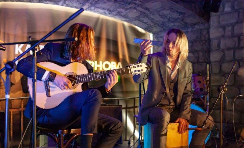 9 рота 2005 обложка. Красные маки на полях войны. 9 рота фильм 2005. Кукрыниксы 9 рота звезда. Песни гитара 9 рота.