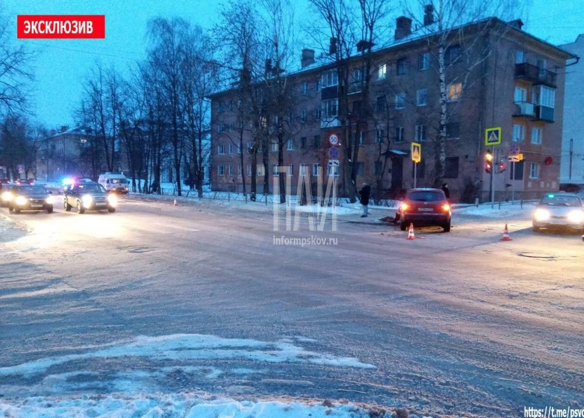 В Великих Луках в ДТП попала Скорая, которая везла роженицу в роддом |  АиФ-Псков | Дзен