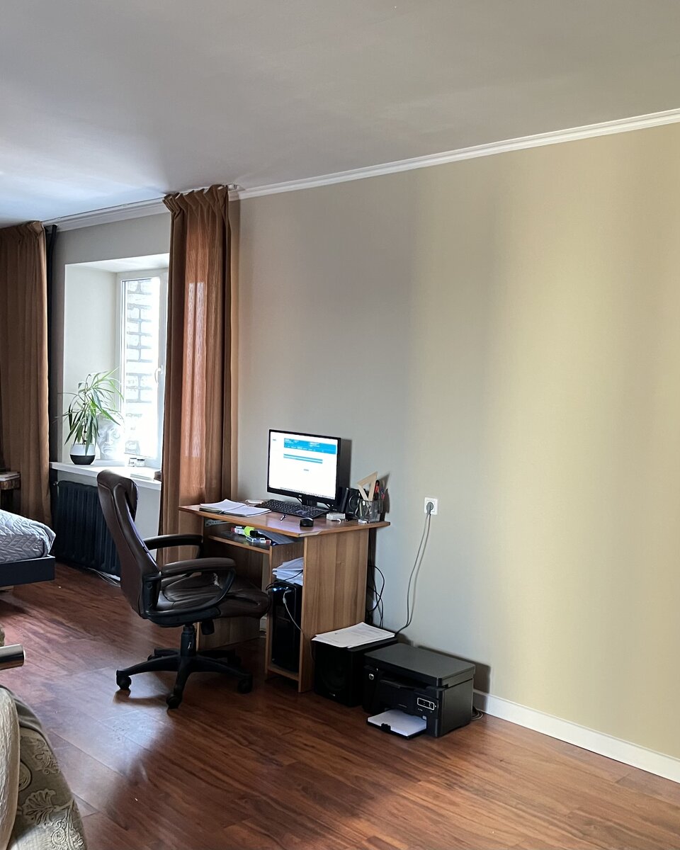 потолок в гостиной. навесные потолки. дизайнер спальни. отделка низкого потолка. бюджетная отделка потолка.