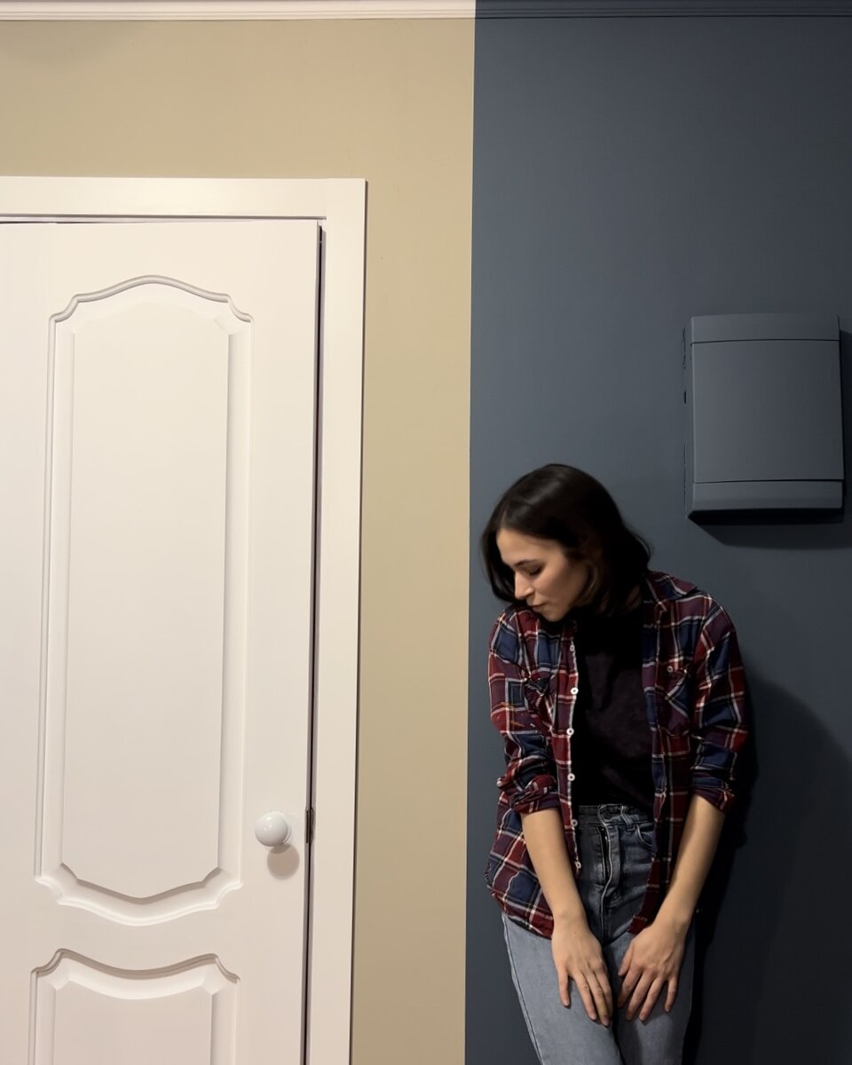 бюджетная отделка стен в квартире. подбор квартиры. фотографирование квартиры. как сделать чтобы квартира пришла. молодая пара делает ремонт.