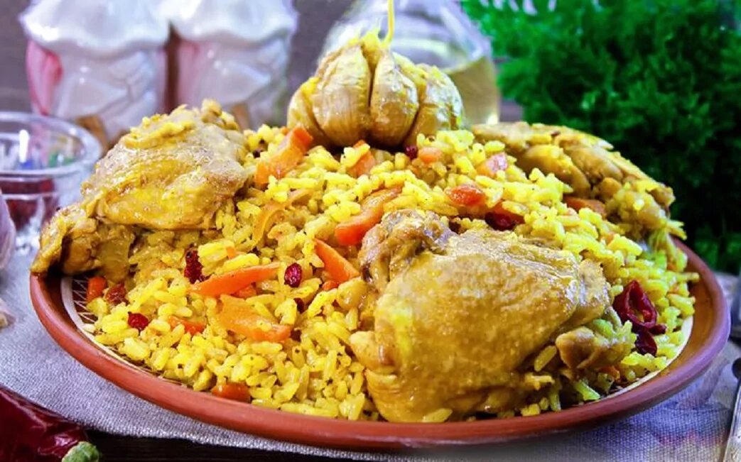 куркума для плова. плов в контейнере. золотистый плов. плов из куркумы. плов с изюмом.