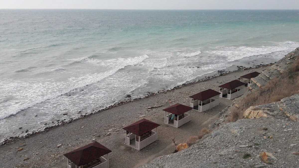 Подышать морским воздухом и отдохнуть на пляже можно и зимой, только возьмите с собой термос с горячим чаем и тёплый шарф. Фото: Соколик / Яндекс Карты