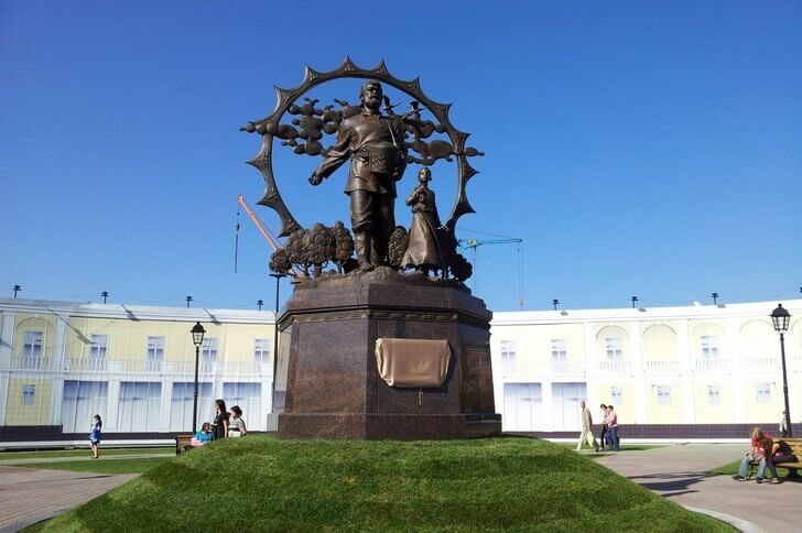 Фото из интернета. Памятник Переселенцам.