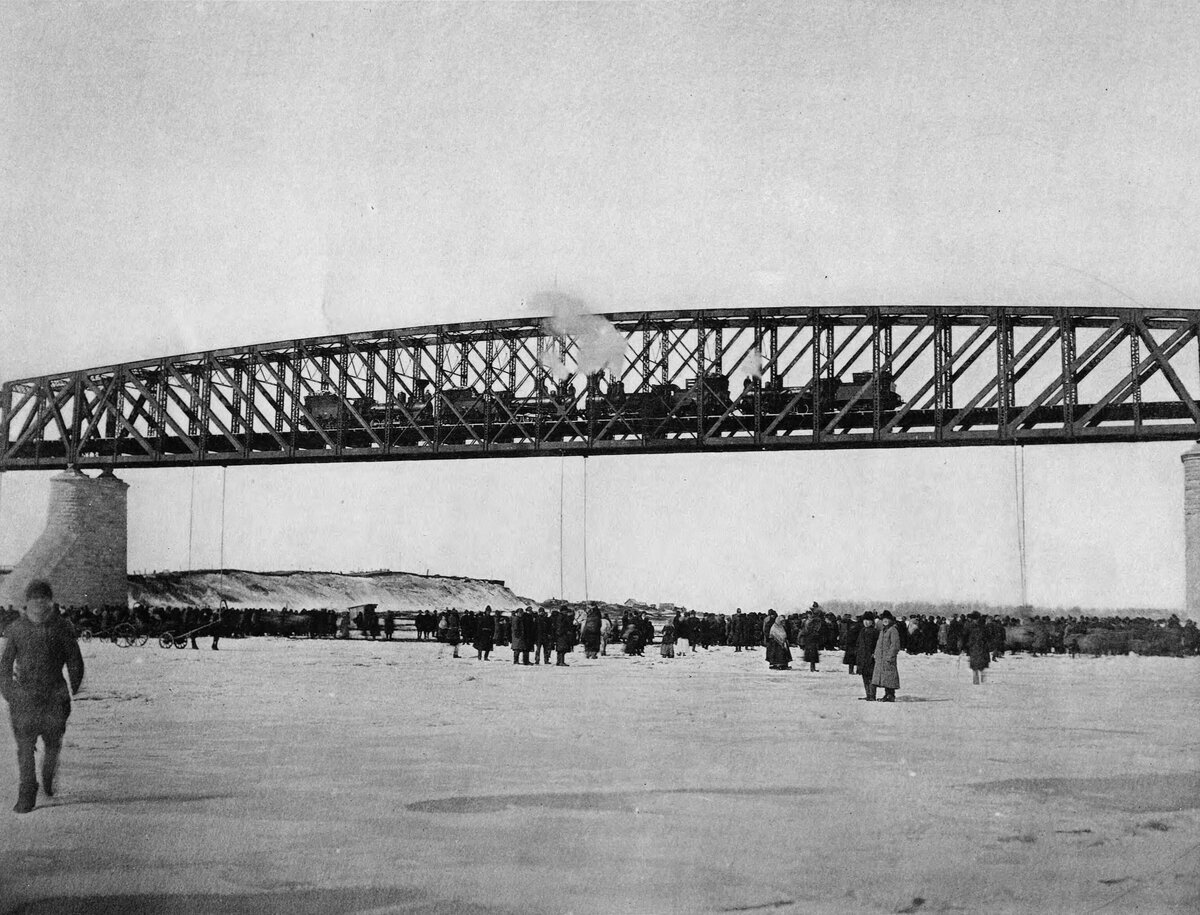 Железнодорожный мост через Обь (часть Транссиба).