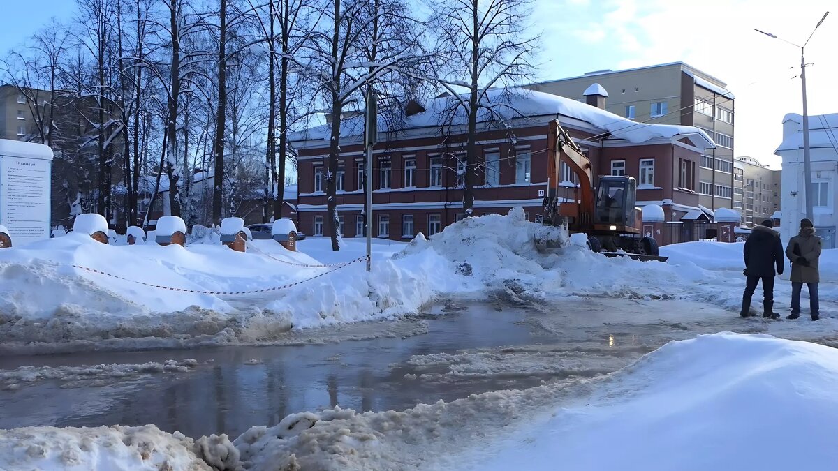 Очередной потоп произошел на перекрестке в Глазове | udm-info.ru | Дзен