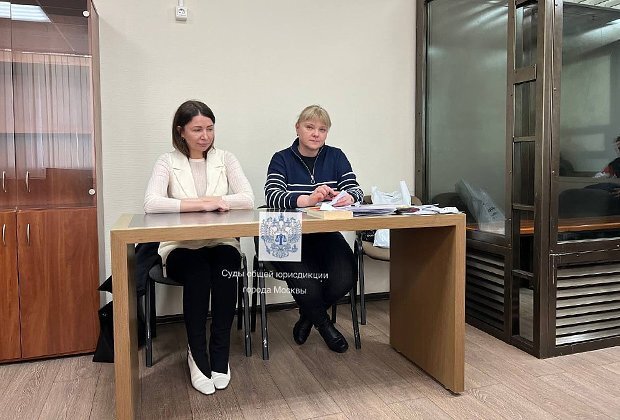    Елена Блиновская (слева) в зале суда. Фото: Telegram-канал «Суды общей юрисдикции города Москвы»