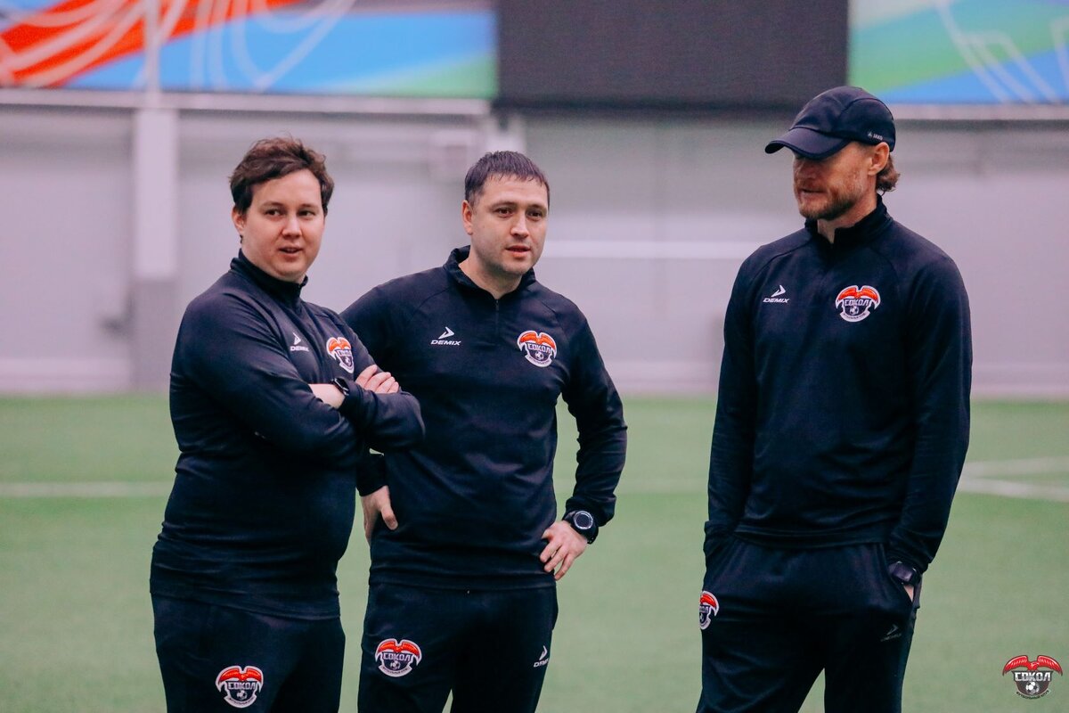 Евгений Варламов (справа) со своими помощниками по работе в «Соколе» Рустемом Сабирзяновым (в центре) и Дмитрием Савельевым. Фото: Ралина Гайнуллина, ФК «Сокол» 